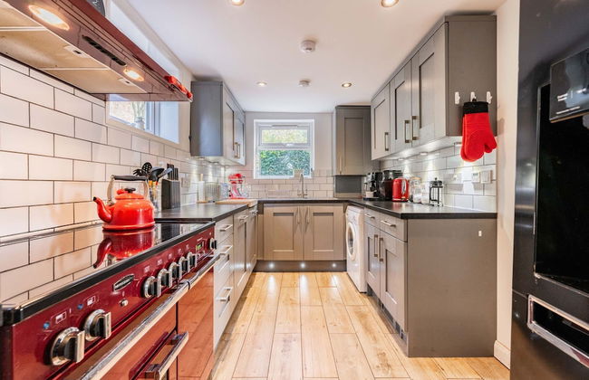 Host Stay Riverside Cottage - Photo 4