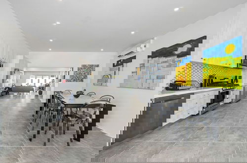 Foto 4 - Modern Trestrapi Beach Villa 8 bed 8 Bath 2 Pools