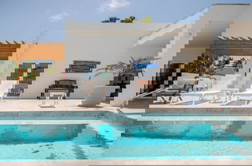 Foto 5 - Modern Trestrapi Beach Villa 8 bed 8 Bath 2 Pools
