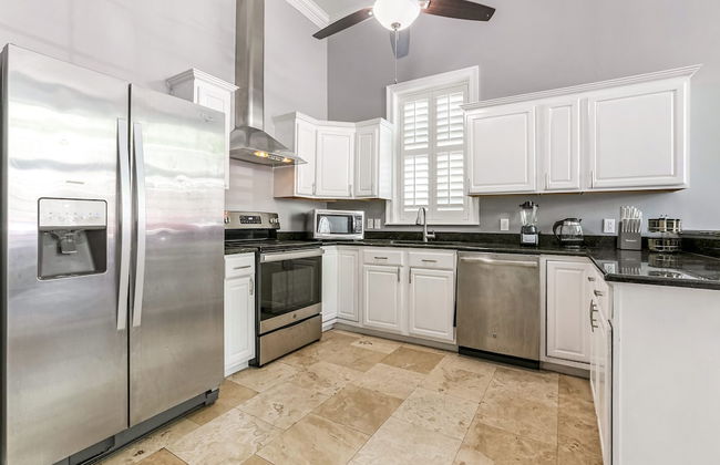 Modern 3BR Condo With Pool - Photo 27