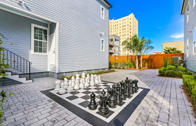 Modern 3BR Condo With Pool - Photo 51