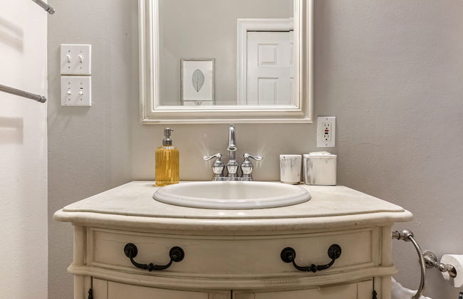 Modern 3BR Condo With Pool - Photo 40