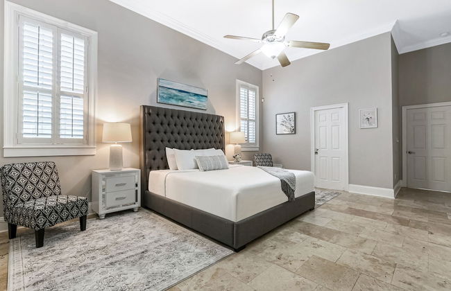 Modern 3BR Condo With Pool - Photo 19
