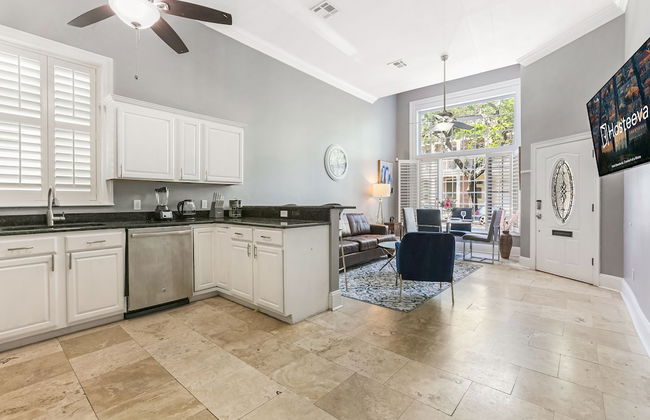 Modern 3BR Condo With Pool - Photo 28
