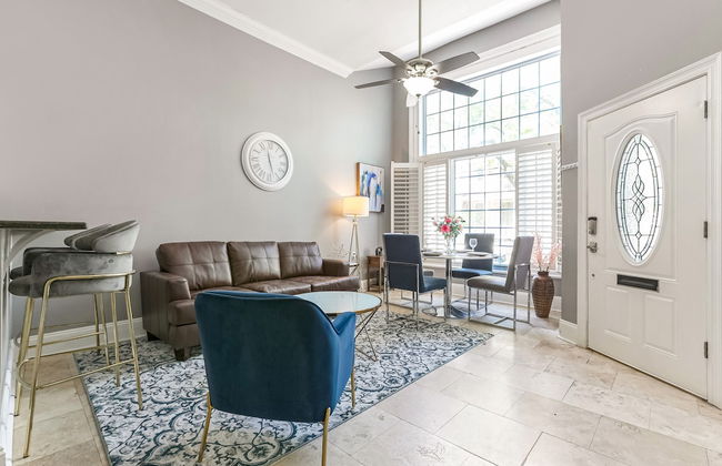 Modern 3BR Condo With Pool - Photo 30