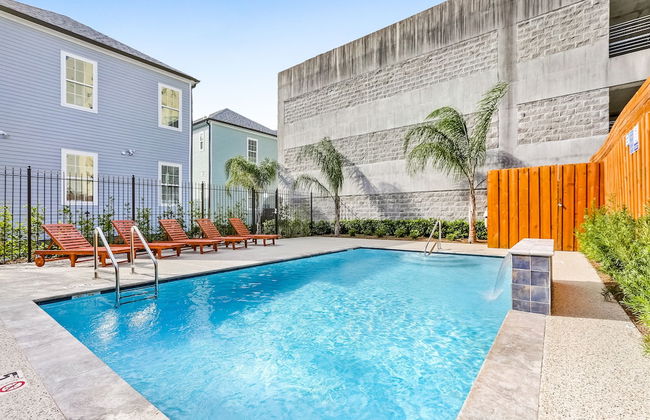 Modern 3BR Condo With Pool - Photo 42