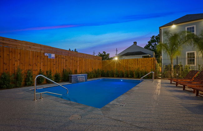Modern 3BR Condo With Pool - Photo 46
