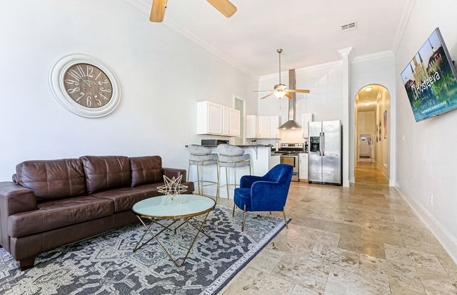 Modern 3BR Condo With Pool - Photo 31
