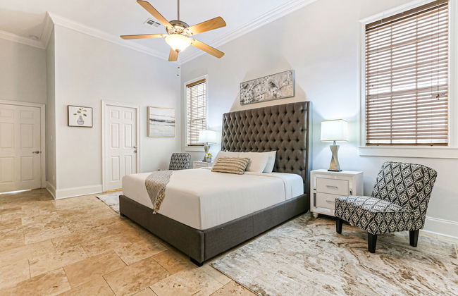 Modern 3BR Condo With Pool - Photo 14