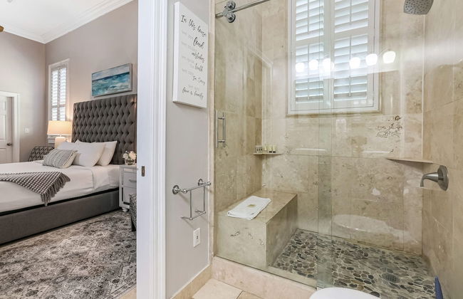 Modern 3BR Condo With Pool - Photo 38