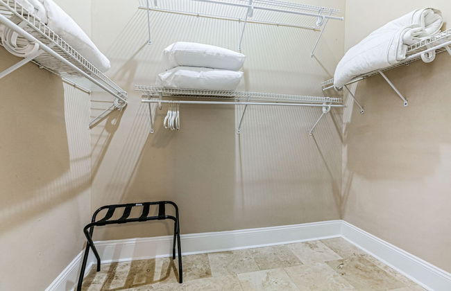 Modern 3BR Condo With Pool - Photo 33