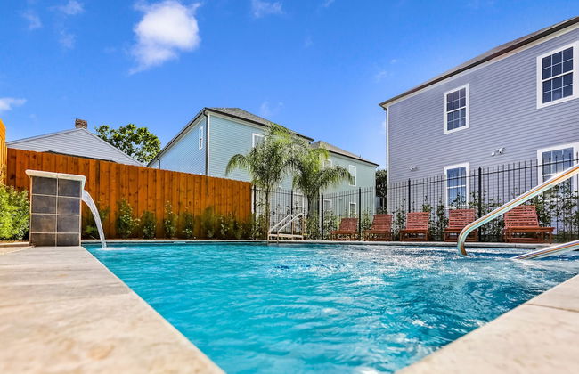 Modern 3BR Condo With Pool - Photo 43