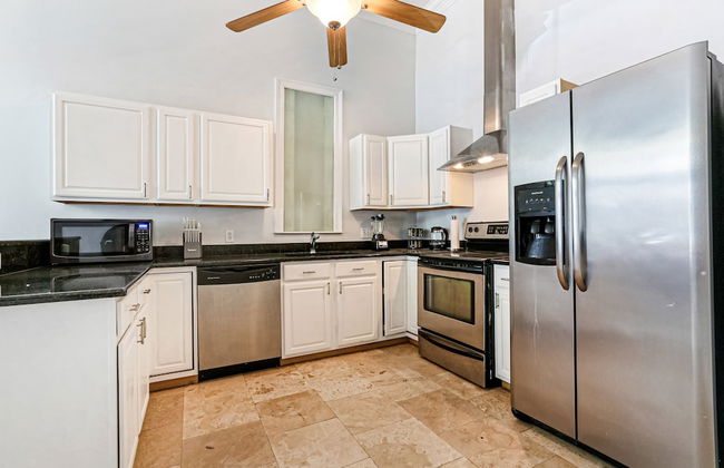 Modern 3BR Condo With Pool - Photo 26