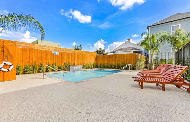 Modern 3BR Condo With Pool - Photo 41