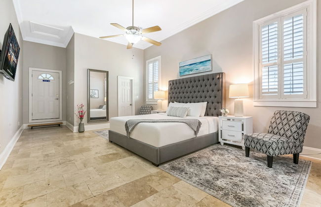 Modern 3BR Condo With Pool - Photo 18