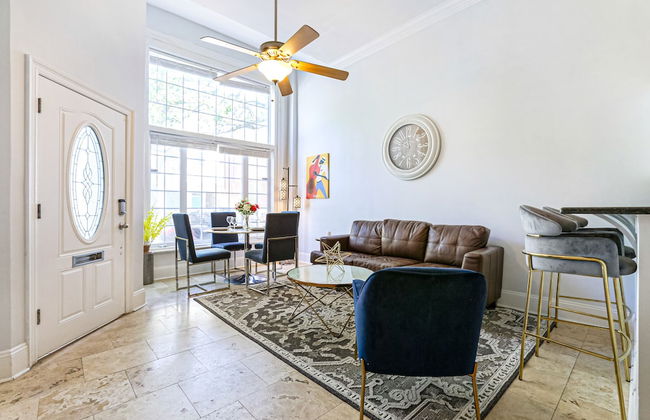 Modern 3BR Condo With Pool - Photo 29
