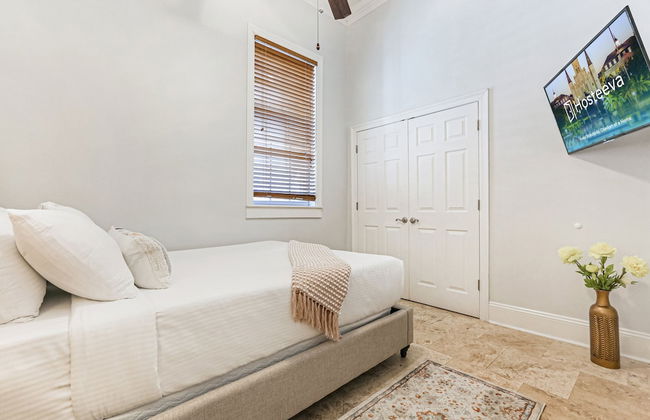 Modern 3BR Condo With Pool - Photo 17
