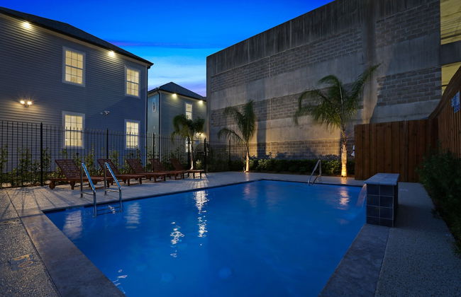 Modern 3BR Condo With Pool - Photo 44