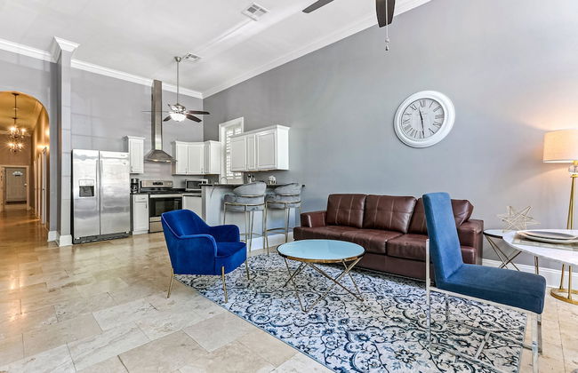 Modern 3BR Condo With Pool - Photo 32