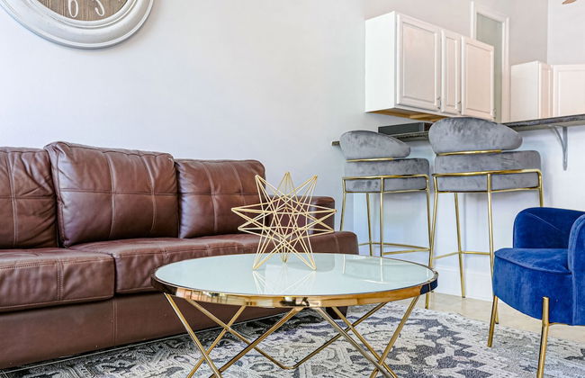 Modern 3BR Condo With Pool - Photo 49