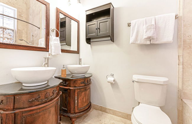 Modern 3BR Condo With Pool - Photo 36