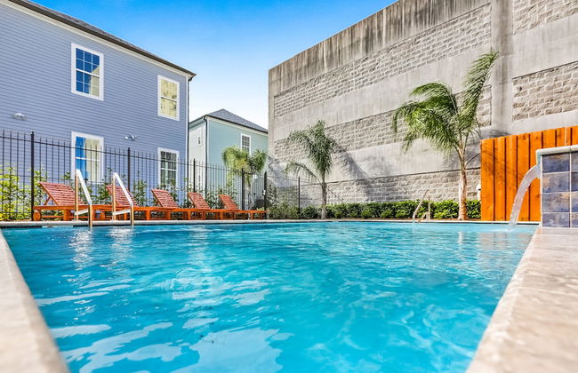 Modern 3BR Condo With Pool - Photo 1