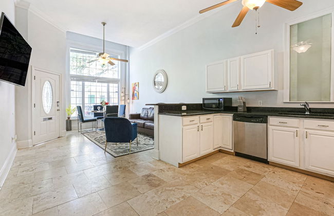 Modern 3BR Condo With Pool - Photo 25