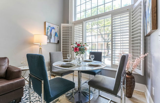 Modern 3BR Condo With Pool - Photo 23