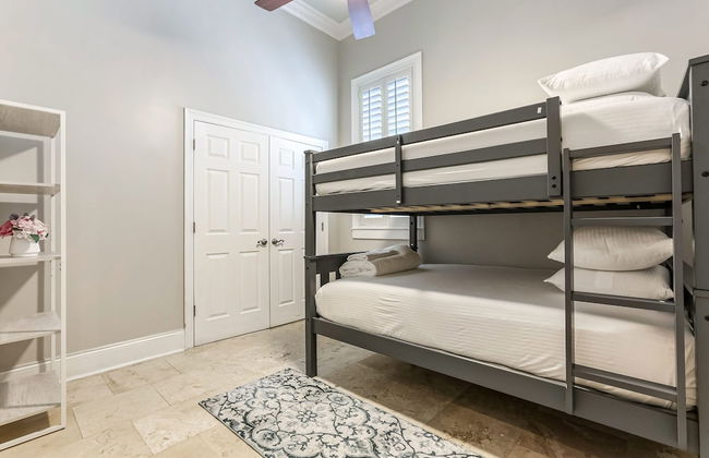 Modern 3BR Condo With Pool - Photo 11