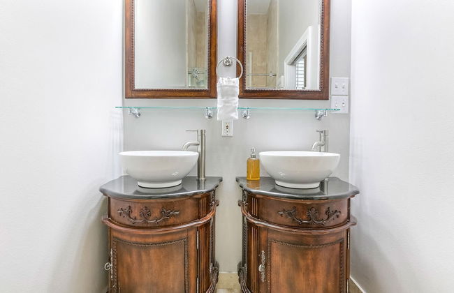 Modern 3BR Condo With Pool - Photo 37