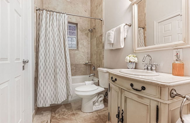 Modern 3BR Condo With Pool - Photo 35
