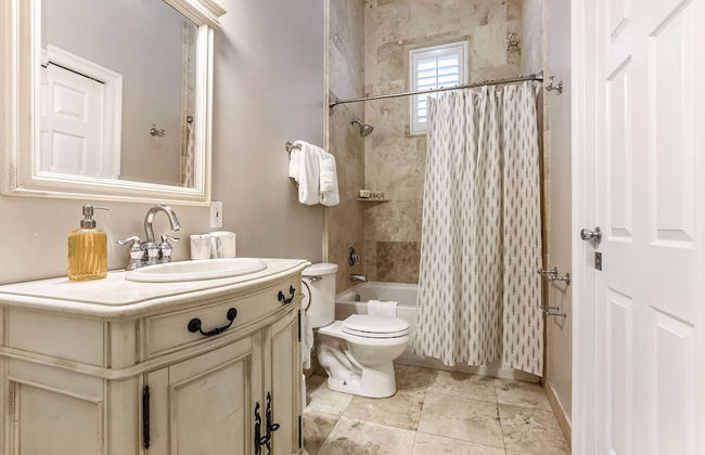 Modern 3BR Condo With Pool - Photo 39