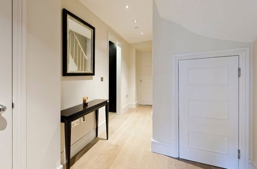 Photo 20 - Tasteful 4bed, Holland Park