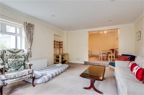 Photo 4 - Spacious 1-bedroom Flat With Garden Free Parking