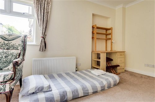 Photo 8 - Spacious 1-bedroom Flat With Garden Free Parking