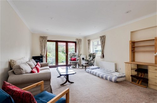 Photo 2 - Spacious 1-bedroom Flat With Garden Free Parking