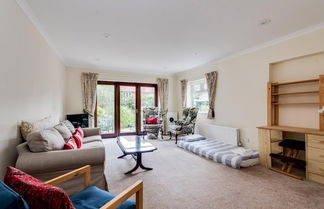 Photo 2 - Spacious 1-bedroom Flat With Garden Free Parking