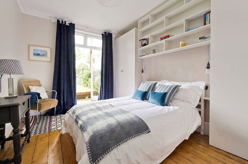 Photo 3 - Gorgeous 3-bed Garden Flat Beside Battersea Park