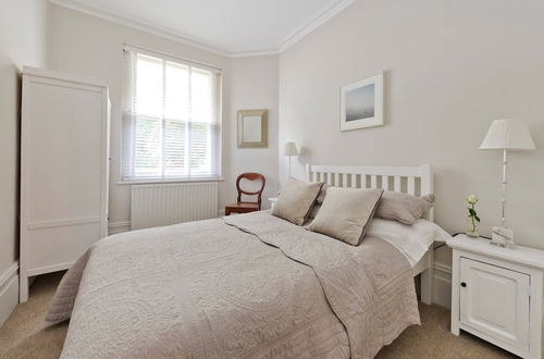 Photo 9 - Gorgeous 3-bed Garden Flat Beside Battersea Park