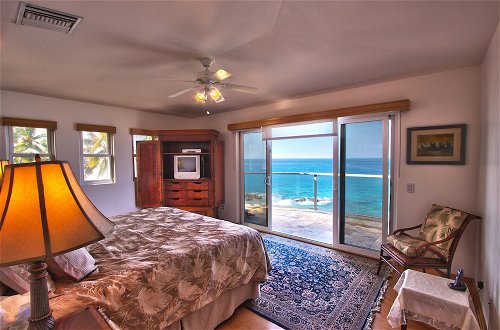 Foto 4 - Hale Honu-oceanfront 4 Bedroom Home by RedAwning