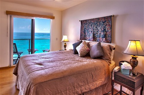 Photo 2 - Hale Honu-oceanfront 4 Bedroom Home by RedAwning