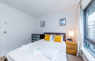 Photo 2 - 2 Beds Executive Apt in Liverpool St by City Stay London