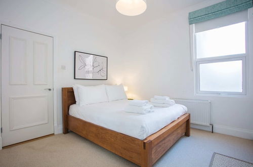 Photo 10 - Stylish & Modern 3 Bed Flat in NW London With Garden