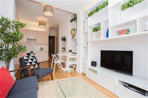 Photo 16 - Stylish & Modern 3 Bed Flat in NW London With Garden