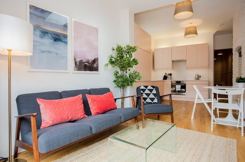 Photo 18 - Stylish & Modern 3 Bed Flat in NW London With Garden