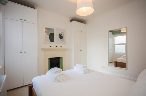 Photo 3 - Stylish & Modern 3 Bed Flat in NW London With Garden