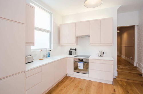 Photo 14 - Stylish & Modern 3 Bed Flat in NW London With Garden