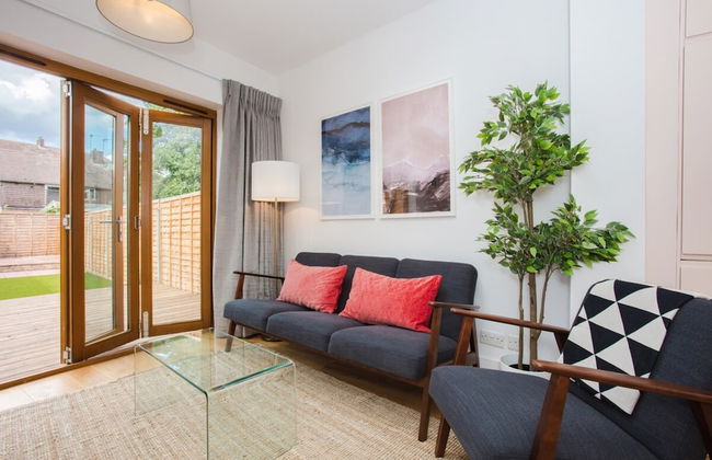 Stylish & Modern 3 Bed Flat in NW London With Garden - Foto 17