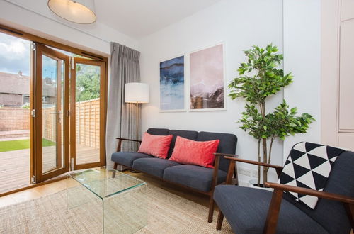 Photo 17 - Stylish & Modern 3 Bed Flat in NW London With Garden