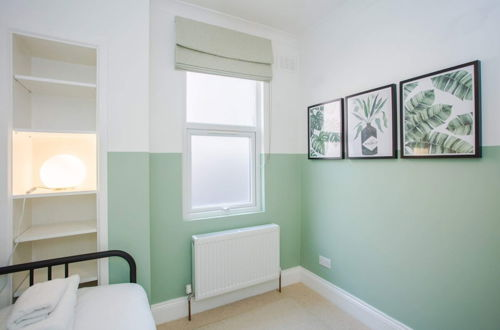 Photo 2 - Stylish & Modern 3 Bed Flat in NW London With Garden